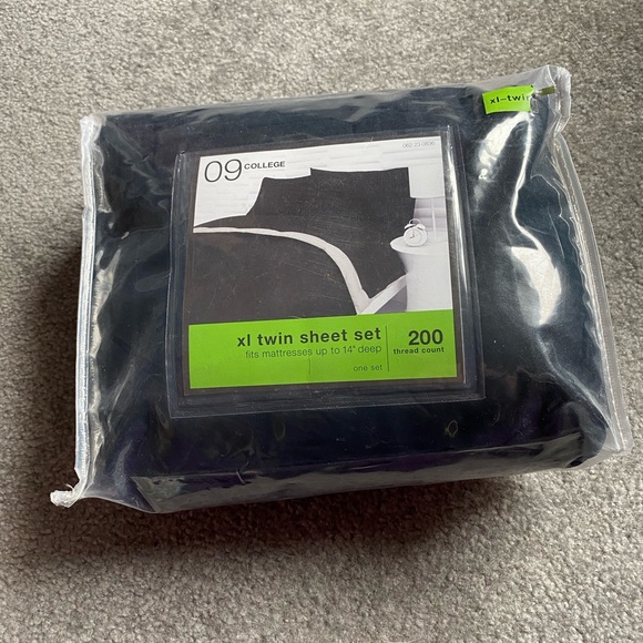 College Dorm Sheets - Picture 1 of 2